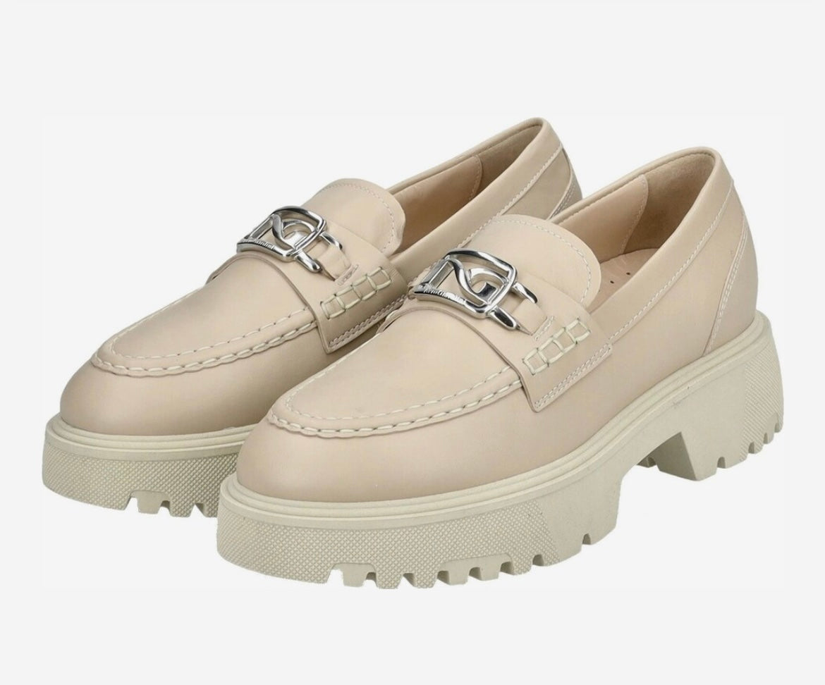NeroGiardini cream leather loafers