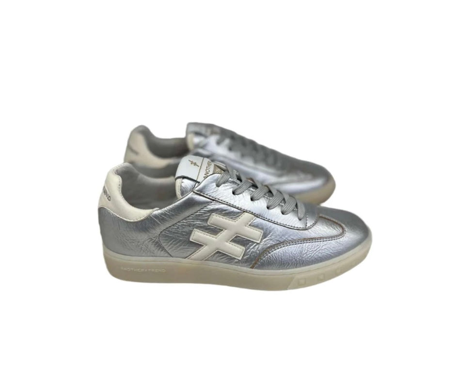 Another trend silver and white leather sneaker’s