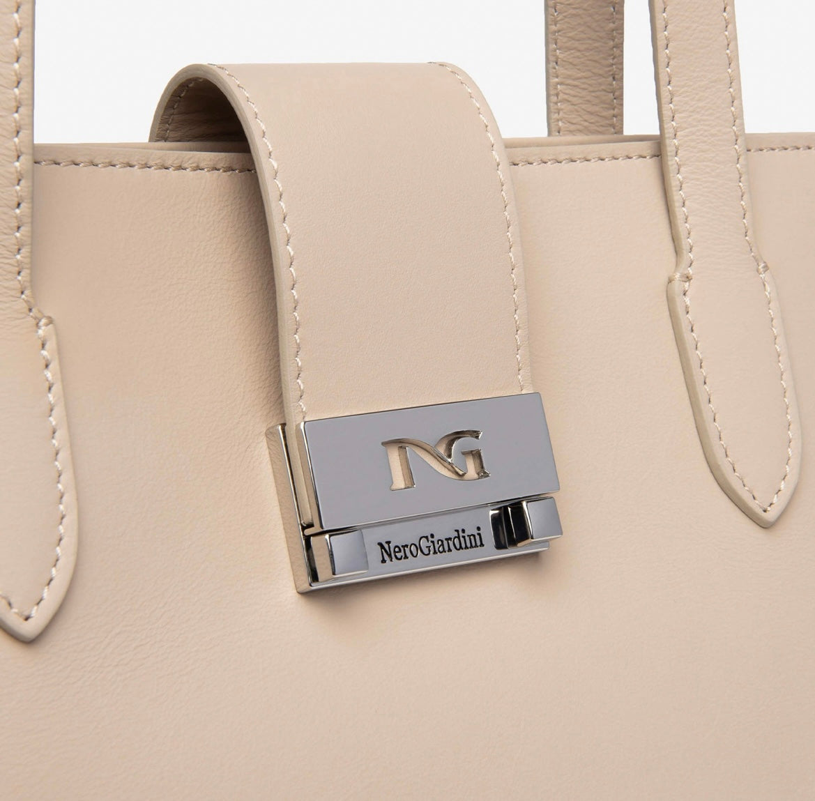 Nerogiardini leather shoulder bag