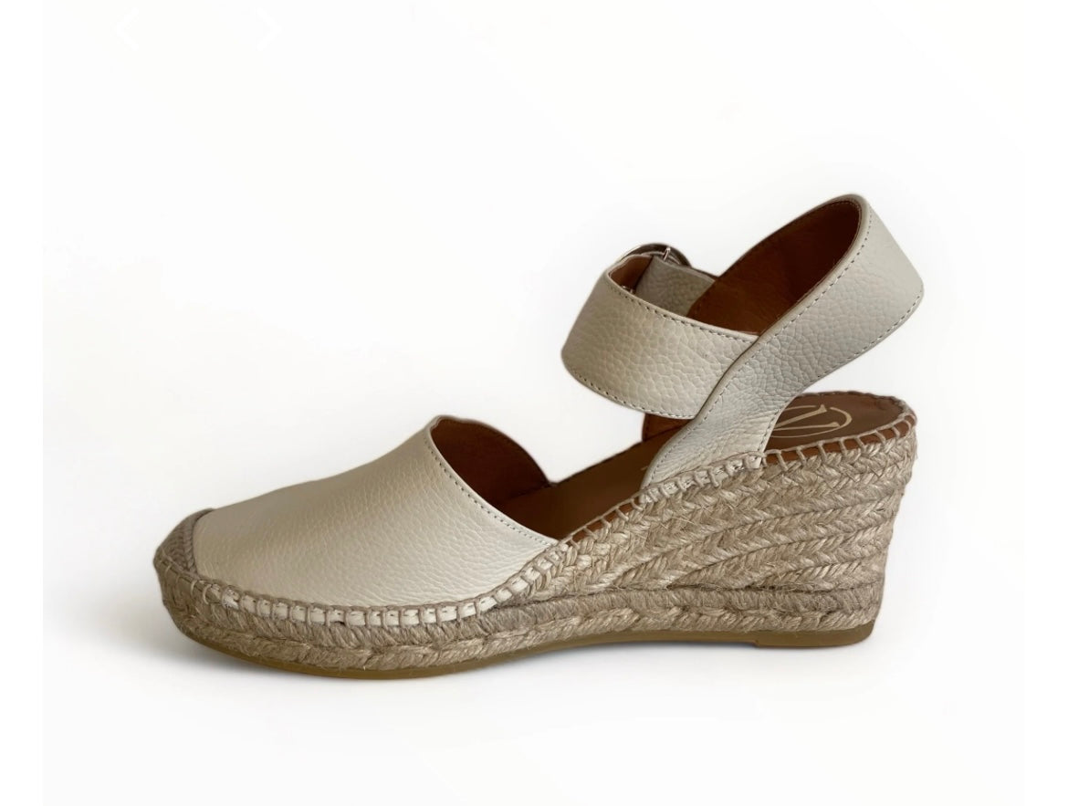 Viguera cream leather wedges