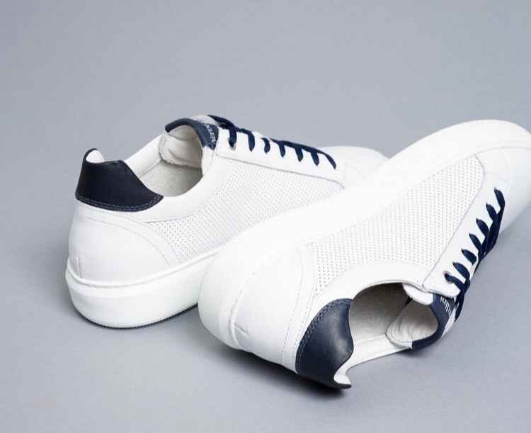 White leather sneaker - ...melissa k...
