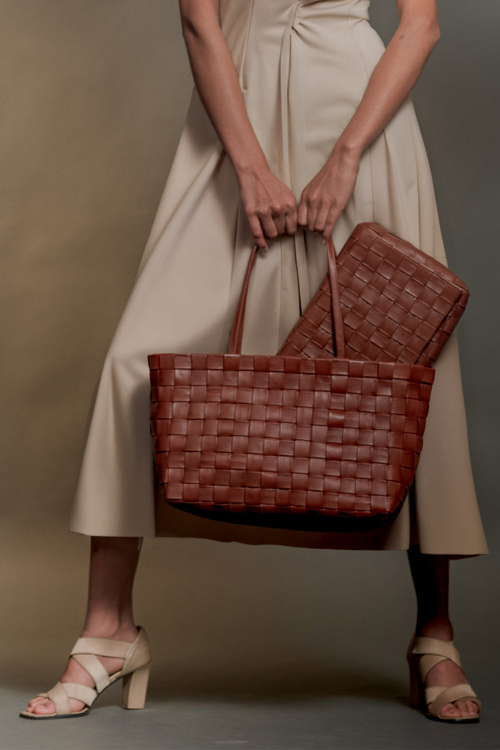 Alēo toffee handwoven leather clutch bag