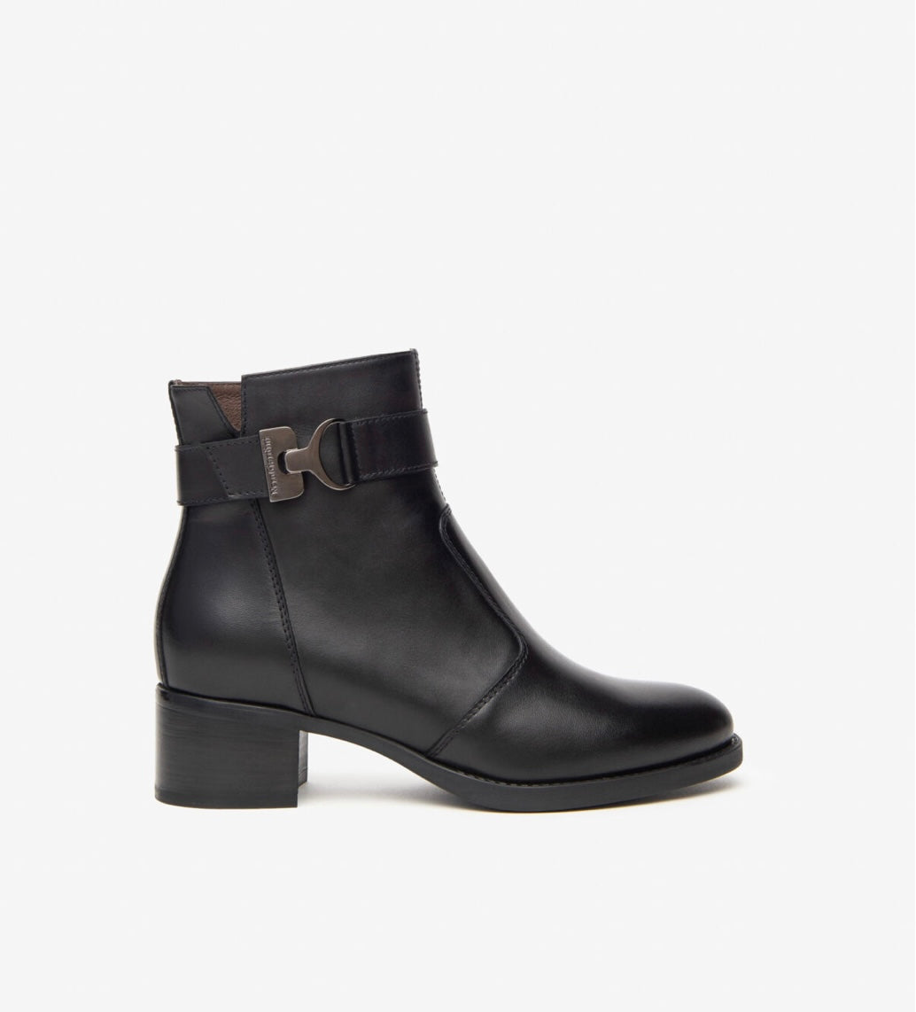 Nerogiardini black leather ankle boots
