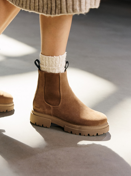 Tan suede Chelsea boot with sheepskin lining