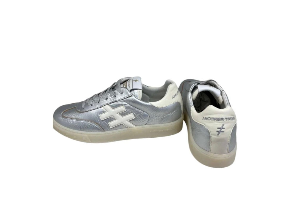 Another trend silver and white leather sneaker’s