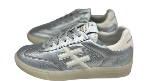 Another trend silver and white leather sneaker’s