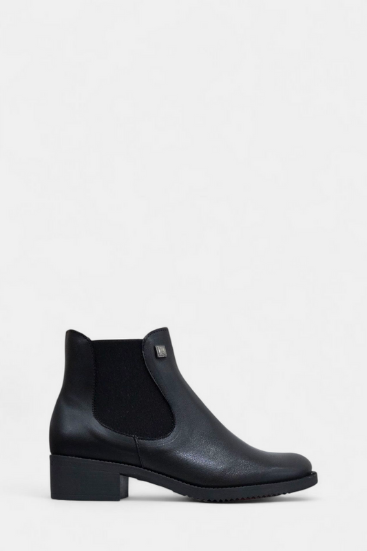 Jose Saenz black leather Chelsea ankle boot